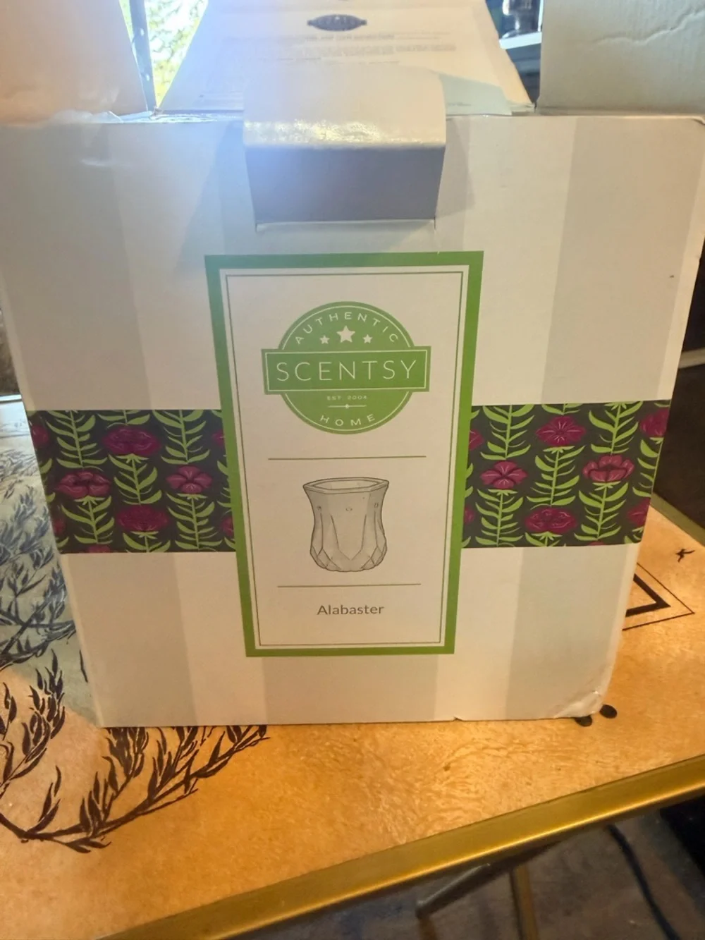 Scentsy Alabaster Wax Warmer - White and Green Box Accent